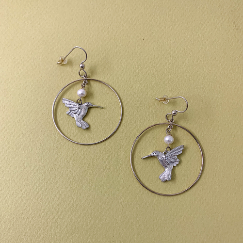 Hummingbird earrings with pearl